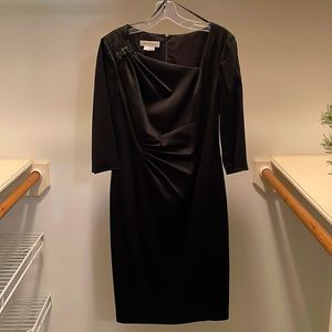 Kay Unger black ruched cdress with broach - Great condition (Size 10)
